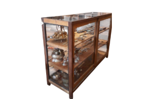 VITRINA DE VIDRIO Y MADERA DE TECA